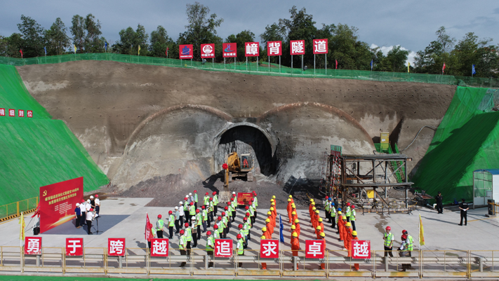 嶂背隧道进洞施工 如意路南延接东部过境通道市政工程进入快车道